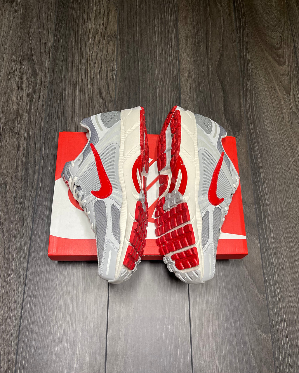 Nike Zoom Vomero 5 SE Grey Fog University Red